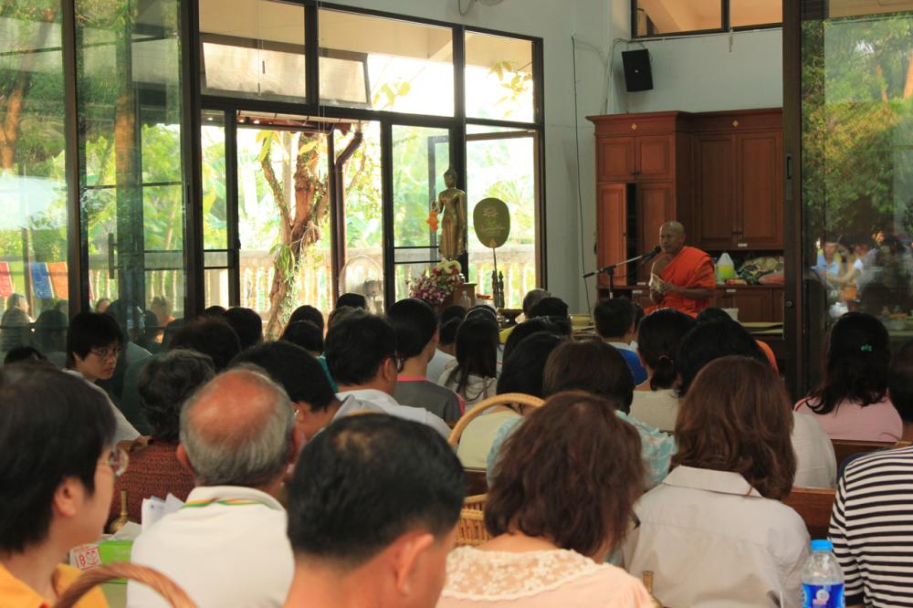 ชาวพุทธฟังเทศน์ในวันสำคัญทางศาสนา