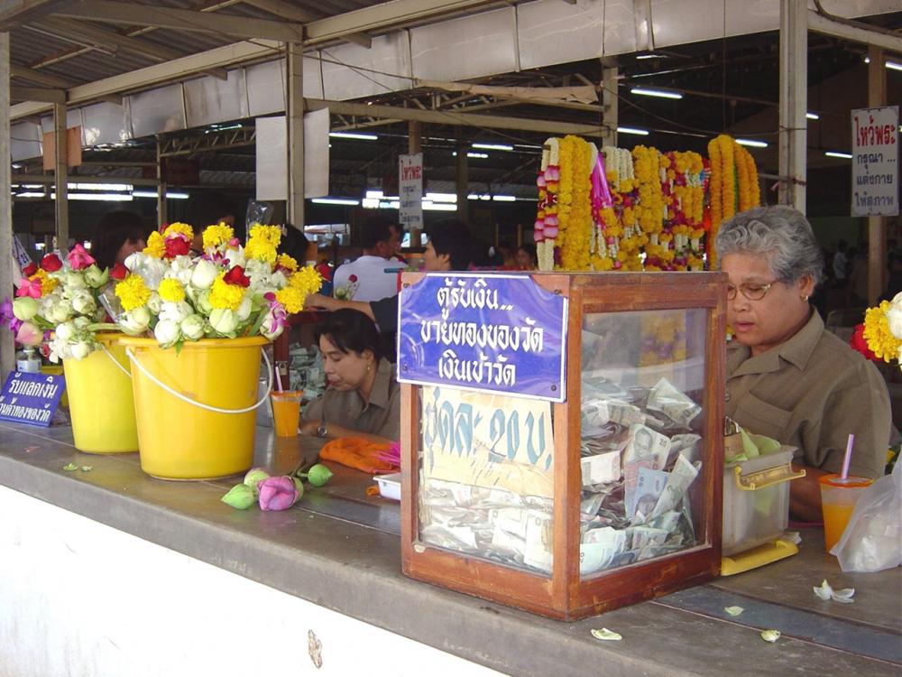 ตู้รับเงินเข้าวัด เพื่อรับธูปเทียน