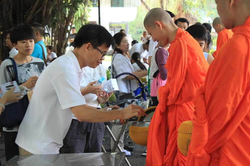การตักบาตร เป็นการให้กำลังแก่พระภิกษุสามเณร