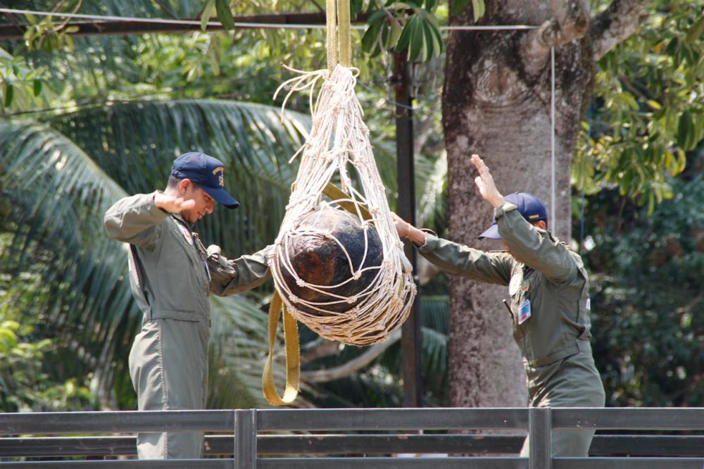 เจ้าหน้าที่เก็บกู้ค่อยนำลูกระเบิดมาวางบนรถบรรทุก