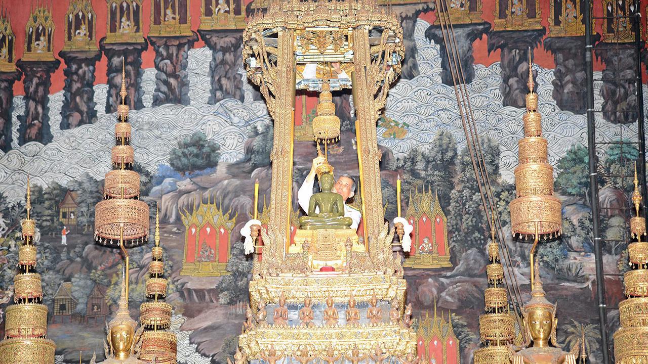 สมเด็จพระบรมโอรสาธิราชฯ สยามมกุฎราชกุมาร เสด็จพระราชดำเนินแทนพระองค์ไปทรงเปลี่ยนเครื่องทรงฤดูหนาว พระพุทธมหามณีรัตนปฏิมากร เป็นเครื่องทรงฤดูร้อน ณ พระอุโบสถวัดพระศรีรัตนศาสดาราม เมื่อวันที่ 5 มีนาคม.