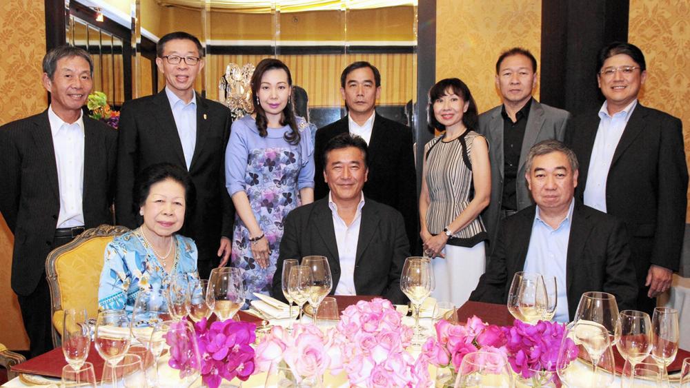 เวลคัม - พรดี ลี้อิสสระนุกูล จัดงานเลี้ยงต้อนรับ ทาคาโนริ คีทาโน่ ประธานกลุ่มบริษัทสแตนเลย์อิเลคทริค ญี่ปุ่น ในโอกาสมาเยือนไทย โดยมี ทนง ลี้อิสสระนุกูล, อภิชาต ลี้อิสสระนุกูล และ อภิชาติ–พิมพ์ใจ เหล่าจินดา มาร่วมงานด้วย ที่โรงแรมแมนดาริน โอเรียนเต็ล วันก่อน.