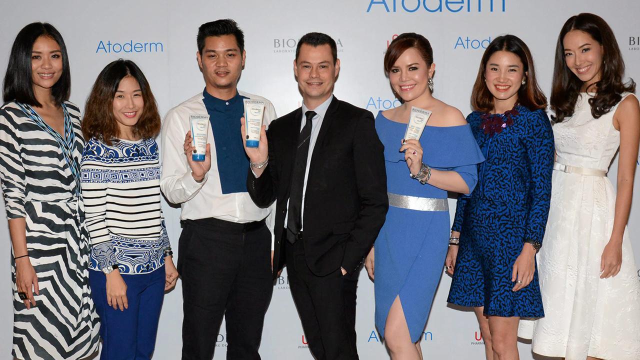 ผิวดีได้ - ภูมินทร์ นิวาตวงศ์ และ นิรมล นิวาตวงศ์ เปิดตัว “ATODERM” ผลิตภัณฑ์ชุดใหม่จาก BIODERMA เพื่อการดูแลผิวแห้งบอบบางแพ้ง่าย โดยมี พราวพรรณ เลาหพงศ์ชนะ, สุวดี พึ่งบุญพระ และ กรกนก ยงสกุล มาร่วมงานด้วย ที่โรงแรมแกรนด์ ไฮแอท เอราวัณ วันก่อน.