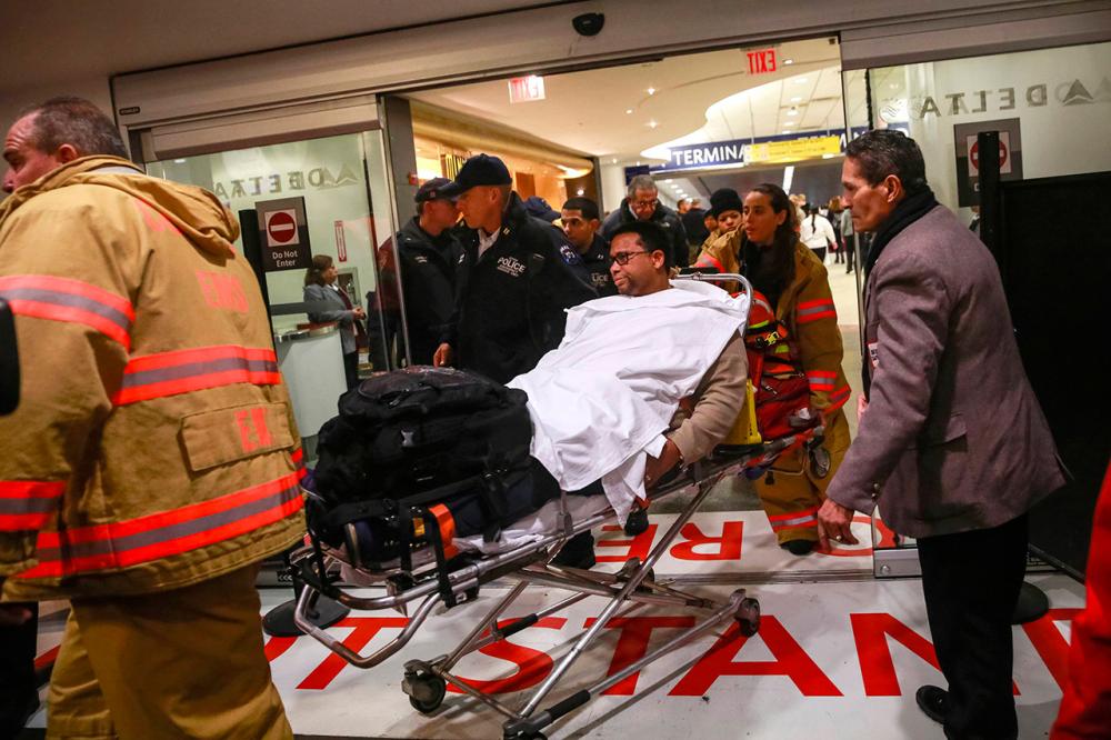 มีผู้โดยสารจำนวนหนึ่งได้รับบาดเจ็บเล็กน้อย (ภาพ: REUTERS)