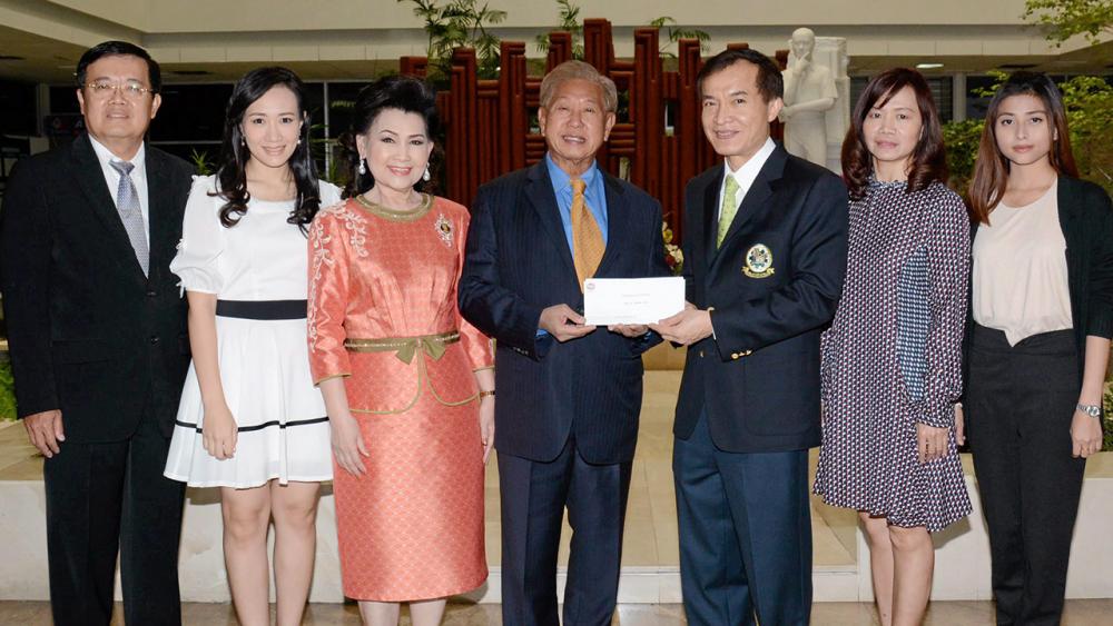 ทีโอเอจัดให้ ประจักษ์ ตั้งคารวคุณ ประธานที่ปรึกษา กลุ่มบริษัททีโอเอ ควงภรรยา ละออ พร้อมลูกสะใภ้ ร.ท.พญ.ปิยะชนก มามอบเงินจำนวน 100,000 บาท ให้แก่ สราวุธ วัชรพล เพื่อสมทบทุน มูลนิธิไทยรัฐ โดยมี พิศิษฐ์ บุญจรรยา มาร่วมในพิธีด้วย ที่สำนักงาน นสพ.ไทยรัฐ วันก่อน.