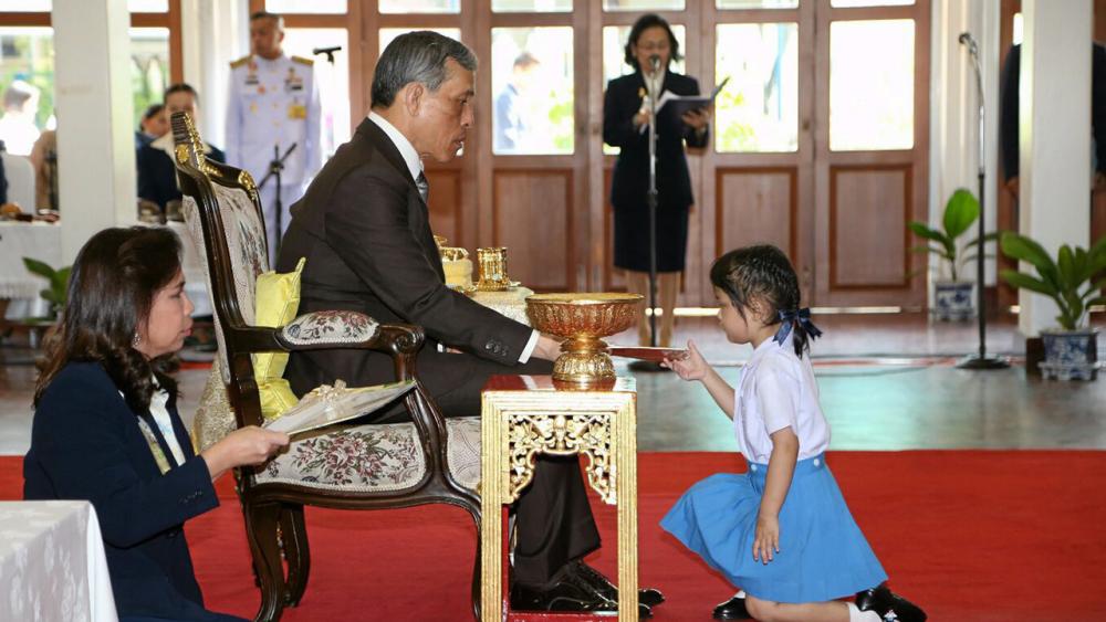 สมเด็จพระบรมโอรสาธิราชฯ สยามมกุฎราชกุมาร เสด็จพระราชดำเนินแทนพระองค์ไป พระราชทานเกียรติบัตรและรางวัล พร้อมทอดพระเนตรการแสดงของนักเรียน ระดับอนุบาลและประถมศึกษา ในงานปิดภาคการศึกษา ประจำปีการศึกษา 2557 โรงเรียนจิตรลดา ณ ศาลาผกาภิรมย์ โรงเรียนจิตรลดา เมื่อวันที่ 4 มีนาคม.