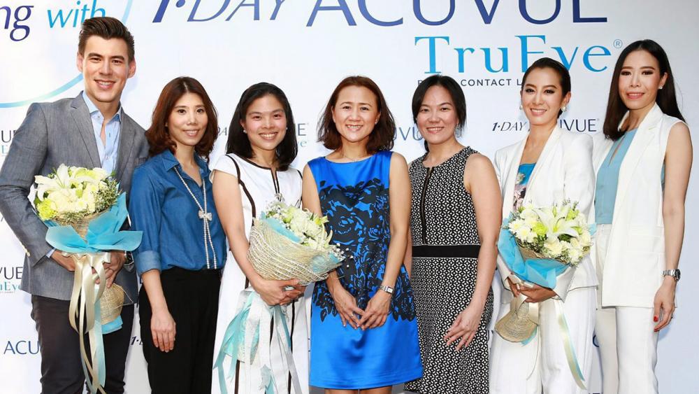 ใส่สบาย เสาวนีย์ พันธ์ขจรเดช เปิดตัว คอนแทคเลนส์รายวันวัสดุซิลิโคนไฮโดรเจล อีกทางเลือกในการช่วยดูแลดวงตาจาก จอห์นสัน แอนด์ จอห์นสัน โดยมี ผศ.พญ.อติพร ตวงทอง, วิญญู วงศ์สุรวัฒน์ และ จ๋า–ณัฐฐาวีรนุช ทองมี มาร่วมงานด้วย ที่ร้านอาหารเดอะการ์เดนส์ วันก่อน.