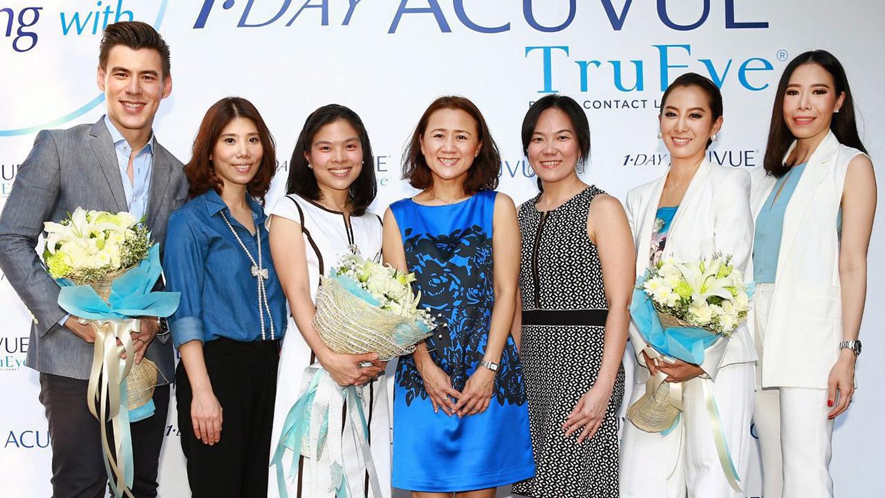 ใส่สบาย เสาวนีย์ พันธ์ขจรเดช เปิดตัว คอนแทคเลนส์รายวันวัสดุซิลิโคนไฮโดรเจล อีกทางเลือกในการช่วยดูแลดวงตาจาก จอห์นสัน แอนด์ จอห์นสัน โดยมี ผศ.พญ.อติพร ตวงทอง, วิญญู วงศ์สุรวัฒน์ และ จ๋า–ณัฐฐาวีรนุช ทองมี มาร่วมงานด้วย ที่ร้านอาหารเดอะการ์เดนส์ วันก่อน.