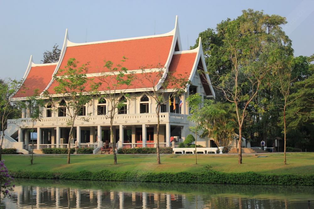 โบสถ์ริมน้ำ ด้านบนเป็นโบสถ์ ด้านล่างเป็นศาลา