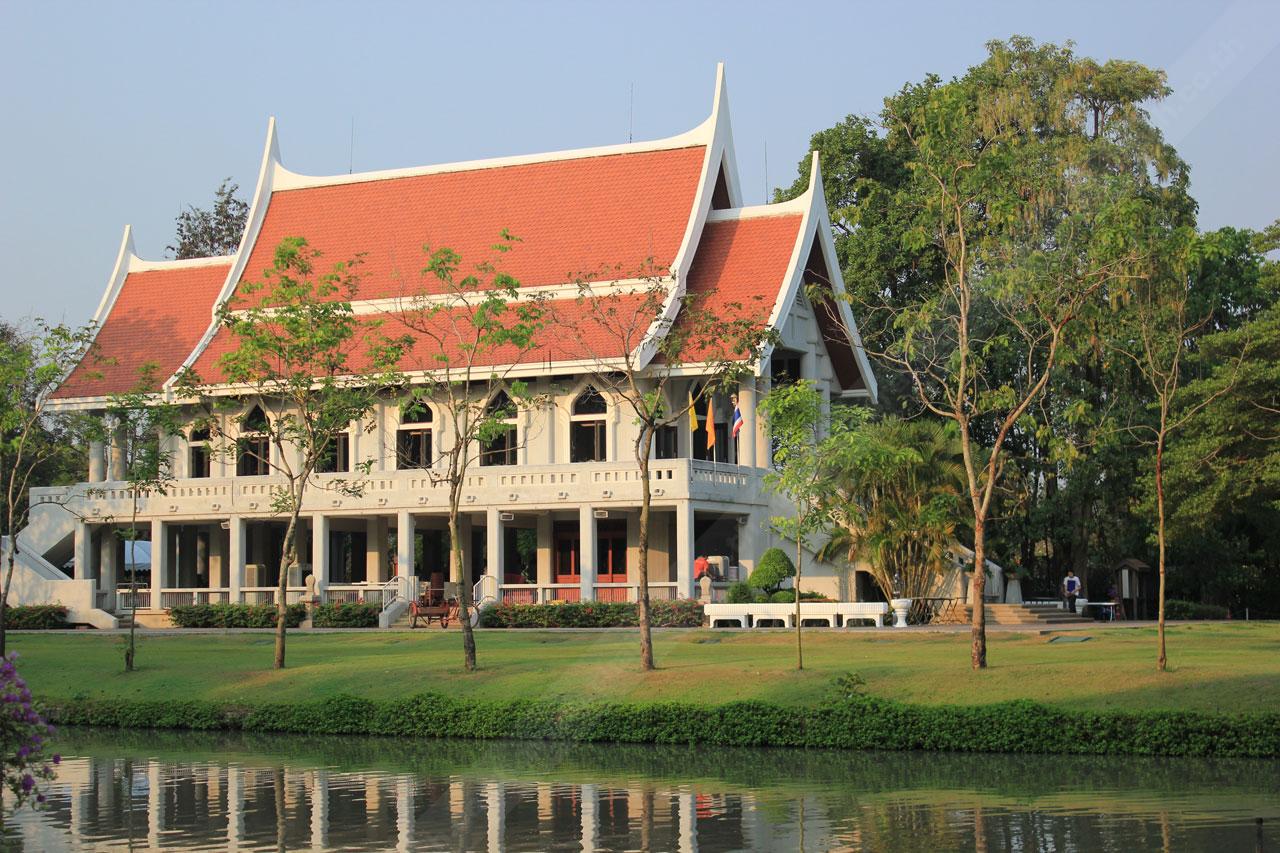 โบสถ์ริมน้ำ ด้านบนเป็นโบสถ์ ด้านล่างเป็นศาลา