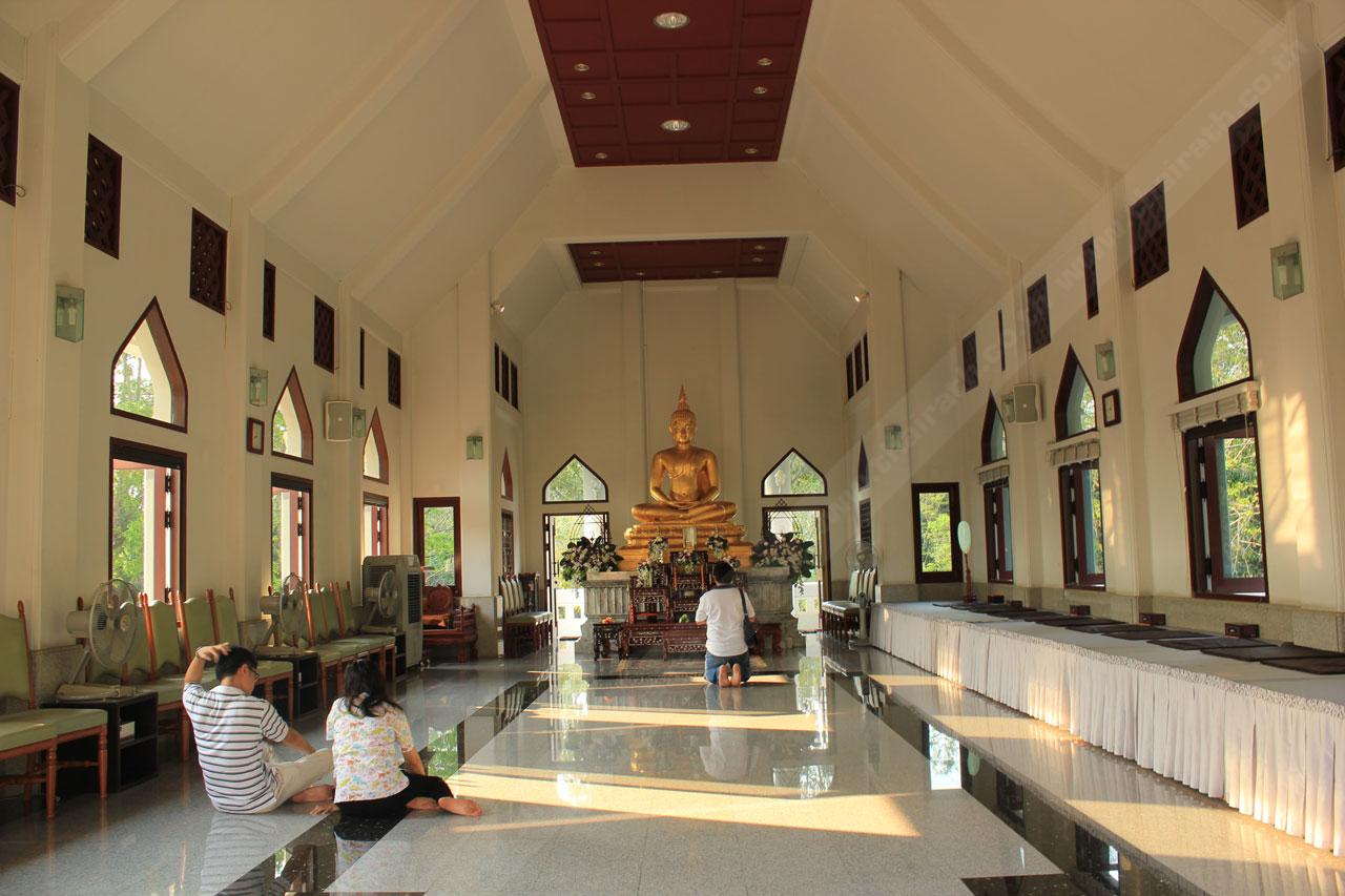 ภายในโบสถ์ วัดญาณเวศกวัน