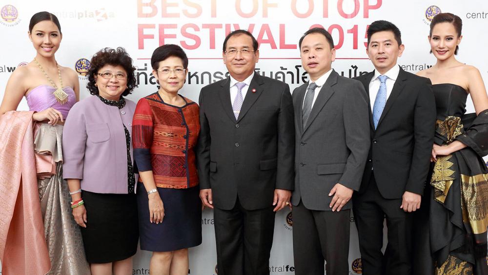 โอทอป พล.อ.ปัฐมพงศ์ ประถมภัฏ และ ดร.ณัฐกิตติ์ ตั้งพูลสินธนา แถลงข่าวจัดงาน “Best of OTOP Festival 2015” มหกรรมสินค้ามาจำหน่ายในห้างเซ็นทรัล กรุงเทพฯ-ปริมณฑล-ภูมิภาค โดยมี อัมพวัน พิชาลัย และ กันตภณ ผาณิตรัตน์ มาร่วมงานด้วย ที่เซ็นทรัลเวิลด์ วันก่อน.