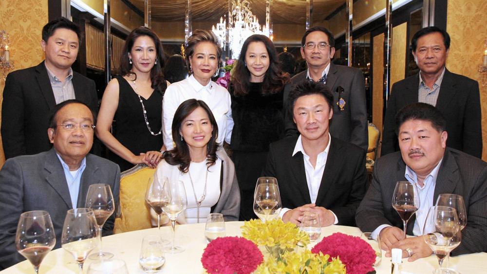 เบิร์ธเดย์ พล.ต.ท.ชัยวัฒน์ เกตุวรชัย พร้อมเพื่อน วตท.18 จัดงานเลี้ยงฉลองวันเกิดให้แก่ จีรพร อนันตประยูร โดยมี อัจฉรา อัมพุช, นพ.สุพล จงพาณิชย์กุลธร, สมพล วิชัยดิษฐ์ และ นพ.สมยศ อนันตประยูร ร่วมงานอวยพรด้วย ที่โรงแรมแมนดาริน โอเรียนเต็ล วันก่อน.
