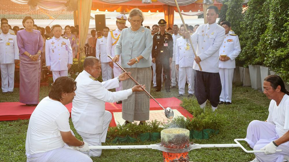 สมเด็จพระเทพรัตนราชสุดาฯ สยามบรมราชกุมารี เสด็จพระราชดำเนินไปทรงเททองหล่อรูปเหมือน สมเด็จพระพุฒาจารย์ (เกี่ยว อุปเสโณ) ณ ลานโพธิ์ลังกา หน้าพระอุโบสถวัดสระเกศราชวรมหาวิหาร เมื่อวันที่ 6 มีนาคม.