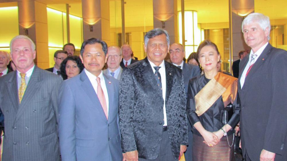 สัปดาห์ไทย ดร.สุรินทร์ พิศสุวรรณ อดีตเลขาธิการอาเซียน พร้อมด้วย นงนุช เพชรรัตน์ เอกอัครราชทูต ณ กรุงเบอร์ลิน สหพันธ์รัฐเยอรมนี ไปร่วมงาน “สัปดาห์ไทย-อาเซียน” ที่ Deuche Bank กรุงเบอร์ลิน เมื่อวันก่อน.