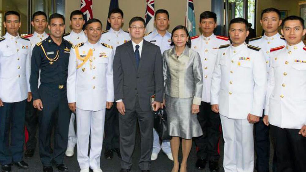 ร่วมสวนสนาม จิระชัย ปั้นกระษิณ ออท. ณ กรุงแคนเบอร์รา ออสเตรเลีย และ นอ.อภิชัย สมพลกรัง ผช.ทูต ทร. ไปร่วมพิธีสวนสนาม CDF PARADE 2015 ซึ่งมีนักเรียนร่วมเหล่าไทยร่วมพิธีด้วย ที่ ร.ร.รวมเหล่าออสเตรเลีย.