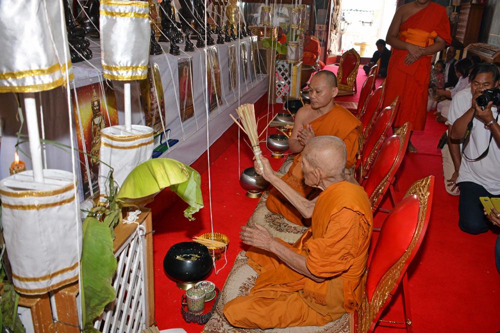 พิธีกรรมปลุกเสกพระกริ่งในพระอุโบสถวัดท่าหลวง.
