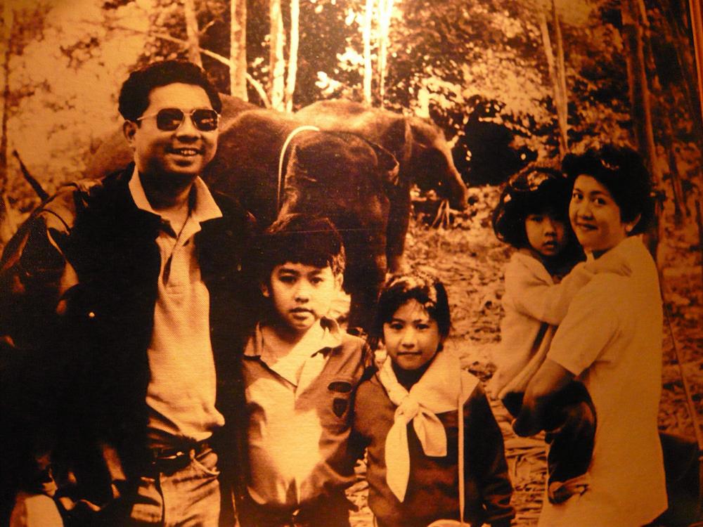 ภาพความทรงจำ! คุณท็อปและน้องๆ ไปเที่ยวป่ากับพ่อแม่