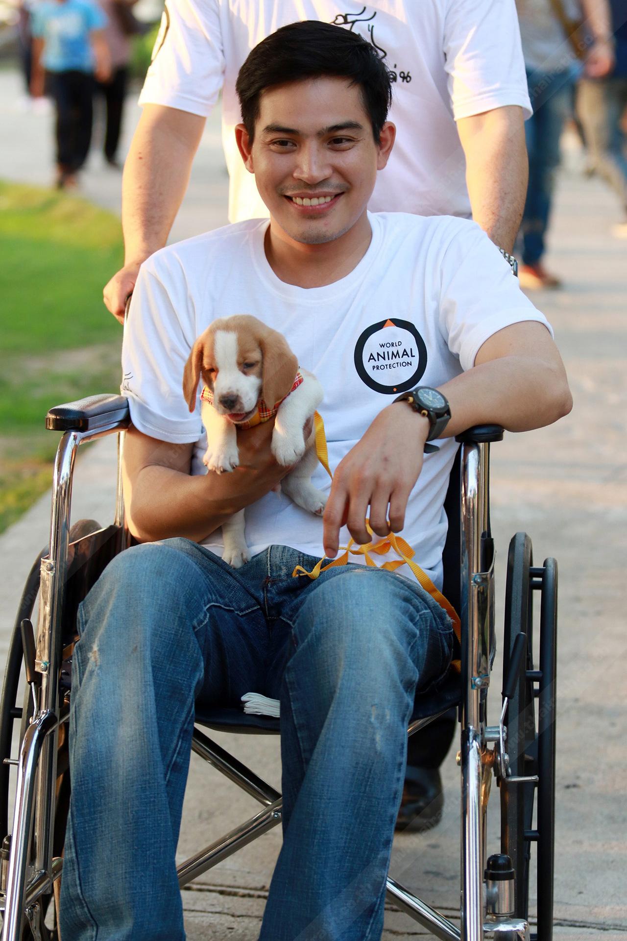 ขนาดเพิ่งผ่าตัดแต่รับงานการกุศลไว้ ปอ ก็ใจสู้ขอนักวิลแชร์ไปร่วมงาน