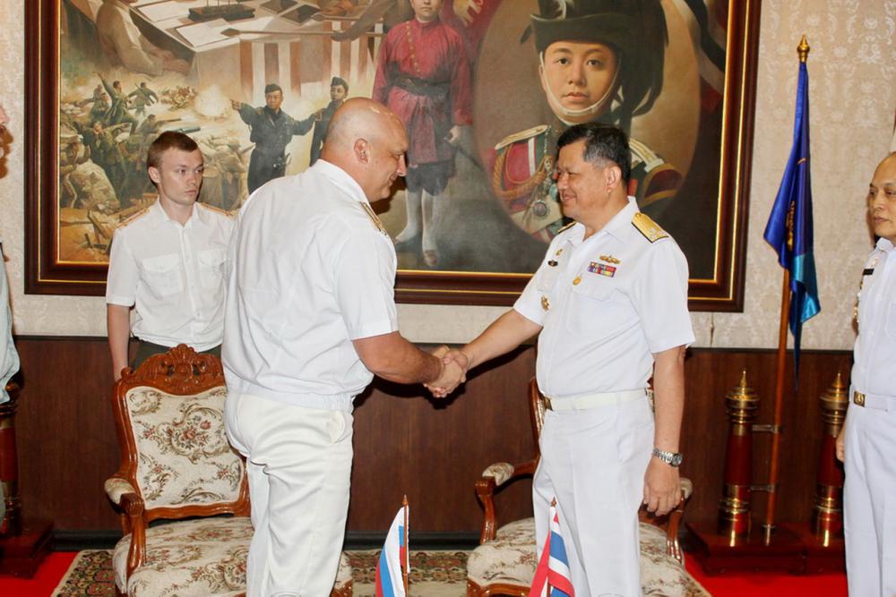 จับมือทักทายกันระหว่าง 2 ชาติ