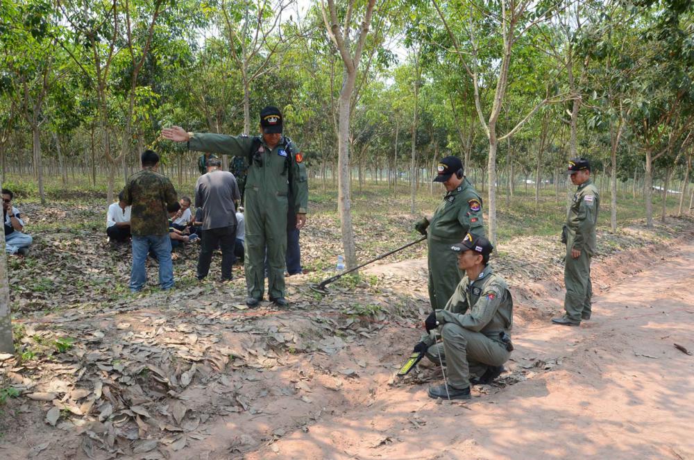 ชุด EOD นำเครื่องมือมาตรวจหาหัวกระสุนปืนเพื่อเป็นหลักฐาน