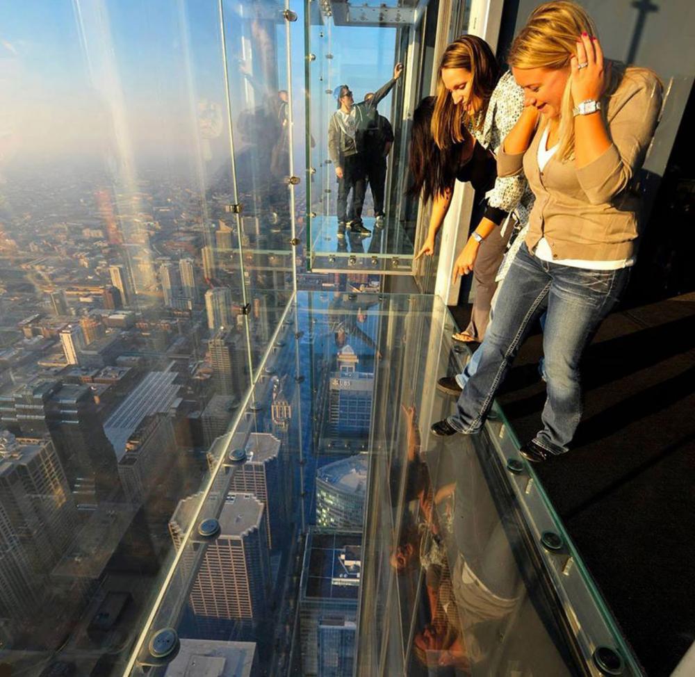 กล้าๆ กล้วๆ ก้าวขาไม่ออกที่ Skydecks ทาวเวอร์ชิคาโก เช่นกัน