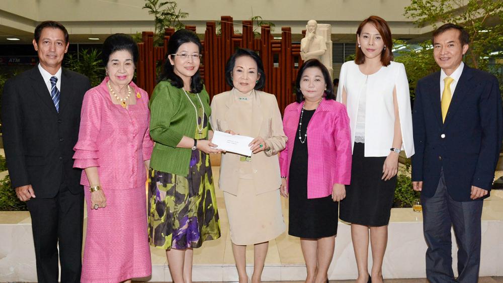 บริจาค คุณหญิงสุดารัตน์ เกยุราพันธุ์ มอบเงินส่วนหนึ่งจากการบำเพ็ญกุศลศพ คุณพ่อสมพล–คุณแม่เรณู เกยุราพันธุ์ จำนวน 100,000 บาท ให้แก่ คุณหญิงประณีตศิลป์ วัชรพล เพื่อสมทบทุนมูลนิธิไทยรัฐ โดยมี คุณหญิงโรส บริบาลบุรีภัณฑ์ มาร่วมในพิธีด้วย ที่ สนง.นสพ.ไทยรัฐ วันก่อน.