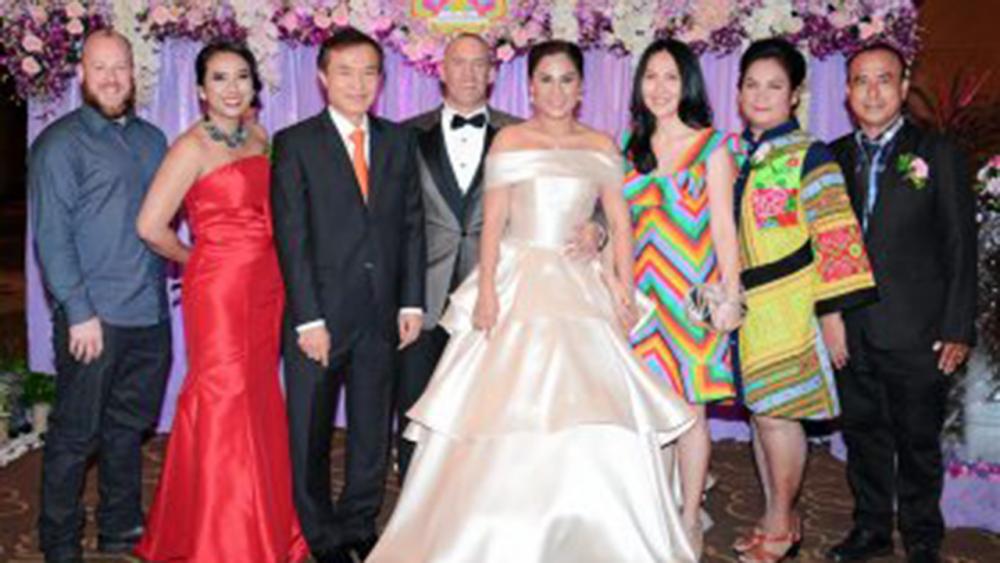 วิวาห์ดาวกระจาย สราวุธ–อรพรรณ วัชรพล เป็นประธานในงานวิวาห์ระหว่าง จอยดาวกระจาย–นฤมล บุตรี เบญจ–วิไล สิทธิเม่ง กับ เดวิด จอร์จ ไซม่อน ชาวอเมริกัน โดยมี แอรอน แซนเดอร์ส และ กาญจนา สิทธิเม่ง มาร่วมงานด้วย ที่โรงแรมมิราเคิล แกรนด์ คอนเวนชั่น วันก่อน.