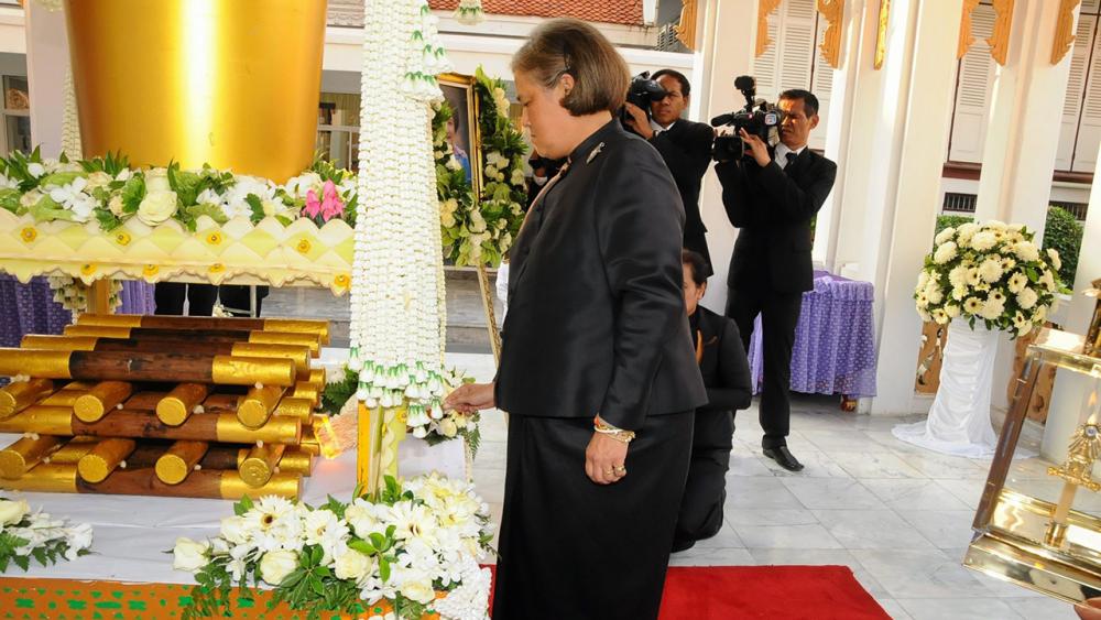 สมเด็จพระเทพรัตนราชสุดาฯ สยามบรมราชกุมารี เสด็จพระราชดำเนินไปในการพระราชทานเพลิงศพ คุณหญิงบูลย์วิภา โสณกุล ภริยา ม.ร.ว.จัตุมงคล โสณกุล ณ วัดมกุฏกษัตริยารามราชวรวิหาร ถนนประชาธิปไตย วันก่อน.