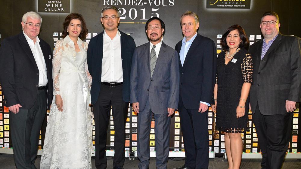 ดื่มกันเพลิน อลิสเตอร์ เทย์เลอร์ จัดงาน Wine Tasting : Bordeaux Rendez-vous 2015 โชว์สุดยอดไวน์คัดสรรชั้นเลิศจาก 87 วินเทจ มีเอกลักษณ์จาก 20 ชาโตว์ชื่อดังของแคว้นบอร์กโดซ์ ฝรั่งเศส โดยมี สุทธิธรรม จิราธิวัฒน์ และ ทศ จิราธิวัฒน์ มาร่วมงานด้วย ที่ห้างเซน วันก่อน.