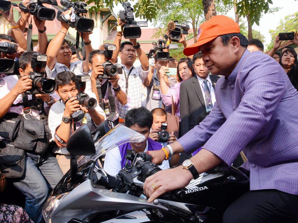 นายกฯ ขับมอเตอร์ไซค์เข้าถก ครม.