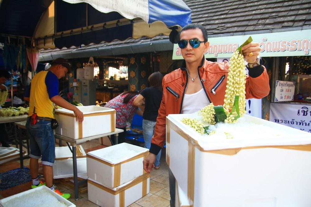 นักธุรกิจหาดใหญ่ นำมะลิแสนพวงมาถวาย ตามที่ได้บนไว้