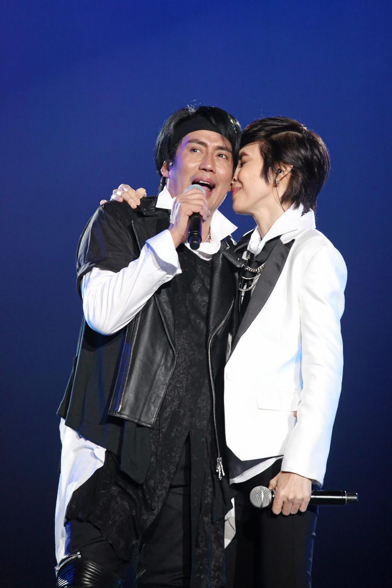 แอบหอมแก้มพี่เบิร์ดเลย อิอิ...