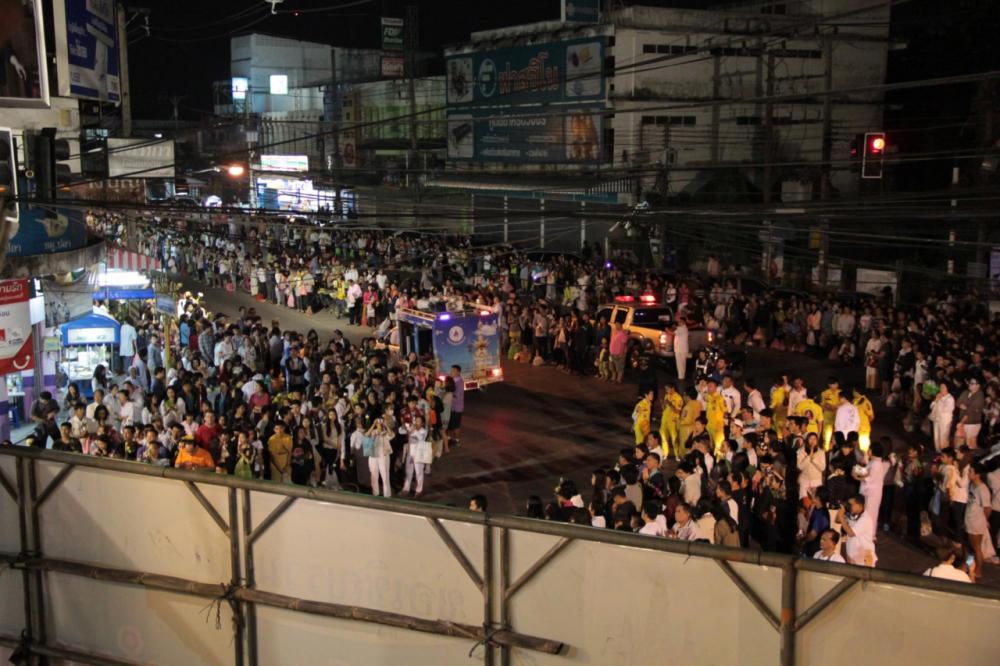 คนเชียงรายจำนวนมาก แห่รอตักบาตรพระวันมาฆบูชา
