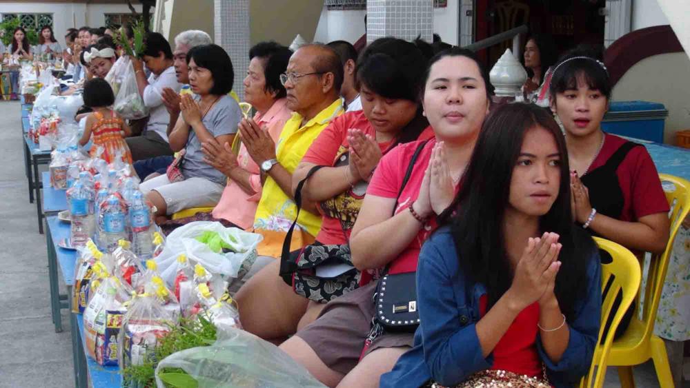 ประชาชนภาคใต้ จ.ยะลา ต่างพนมมือรอทำบุญ ในวันพระใหญ่ มาฆบูชา