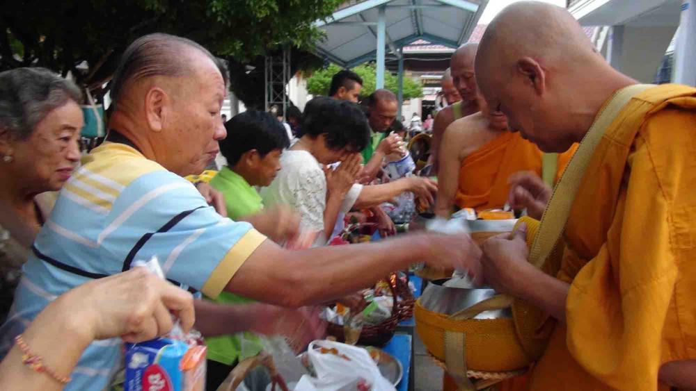 พุทธศาสนิกชน ร่วมทำบุญตักบาตรพระสงฆ์