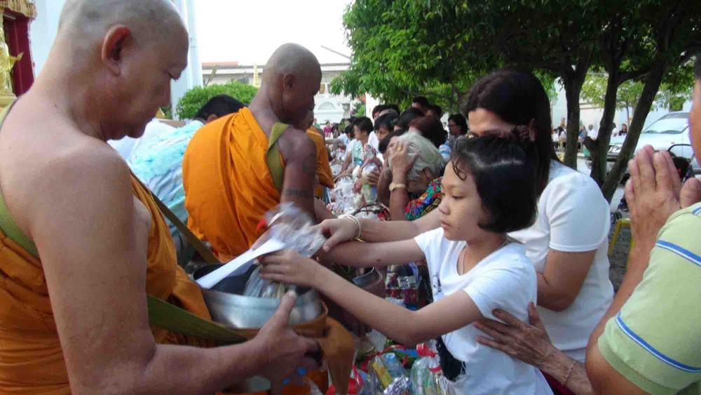 หนูน้อยมากับครอบครัว ร่วมทำบุญตักบาตร เนื่องในวันมาฆบูชา