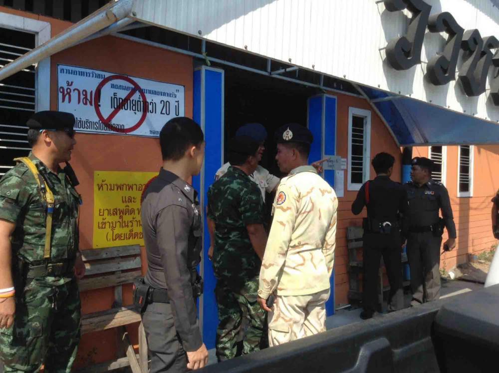 ตำรวจ สภ.หาดใหญ่ สนธิกำลังทหารและกองอาสารักษาดินเเดน ออกตรวจร้านค้าเเละสถานบันเทิง