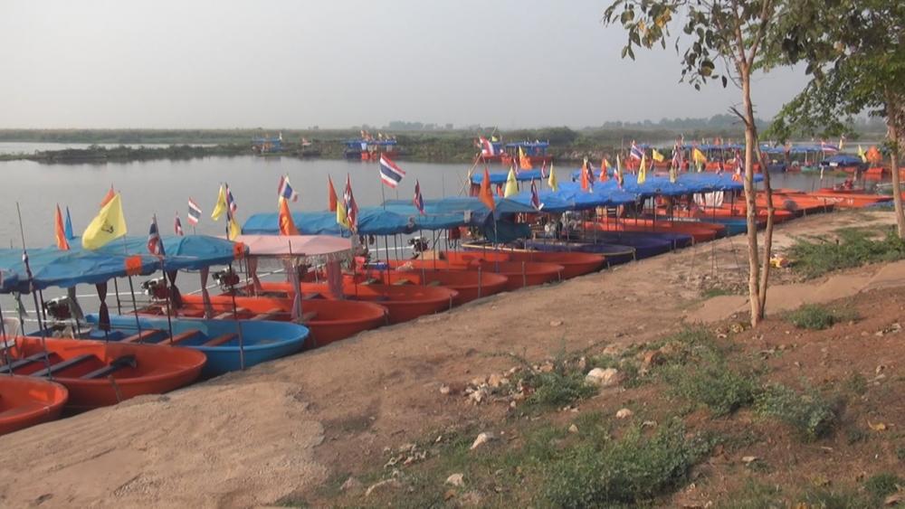 เรือเล็กและเรือใหญ่ ถูกนำขึ้นมาเก็บรักษา ซ่อมแซมรอใช้ต่อในปีหน้า