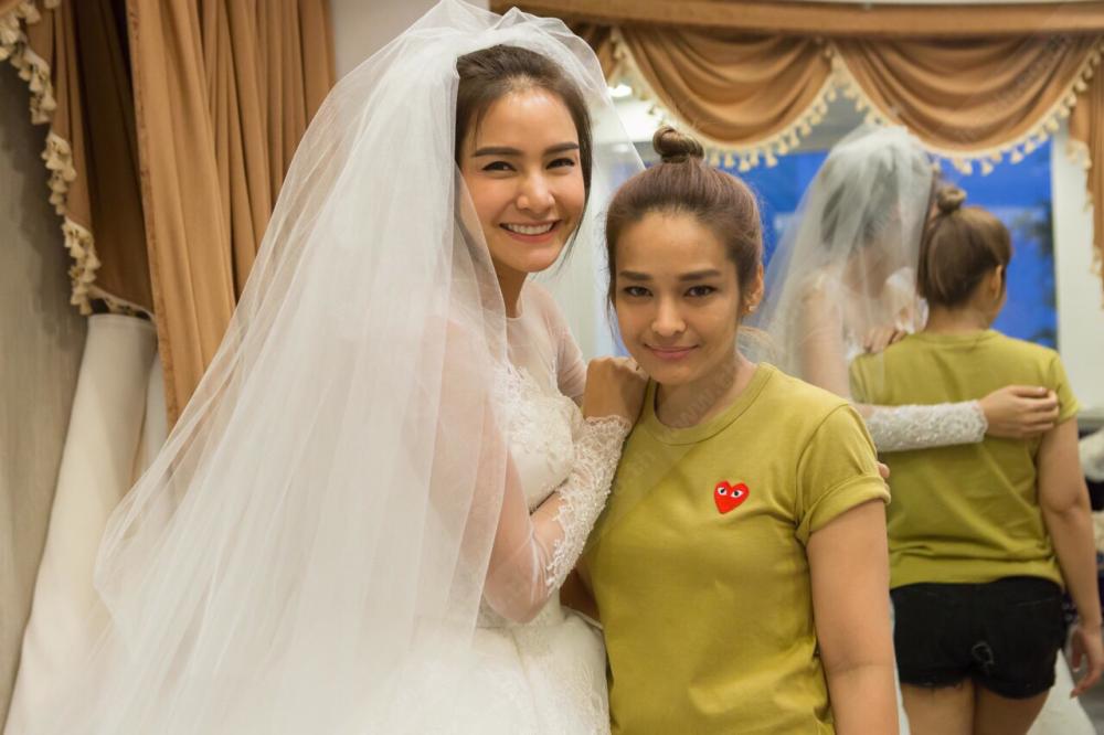 สาวกระแต และ คุณเกสินี กล่ำอยู่สุข บ.ก. นิตยสาร ฟินาเล่ เวดดิ้ง แมกกาซีน