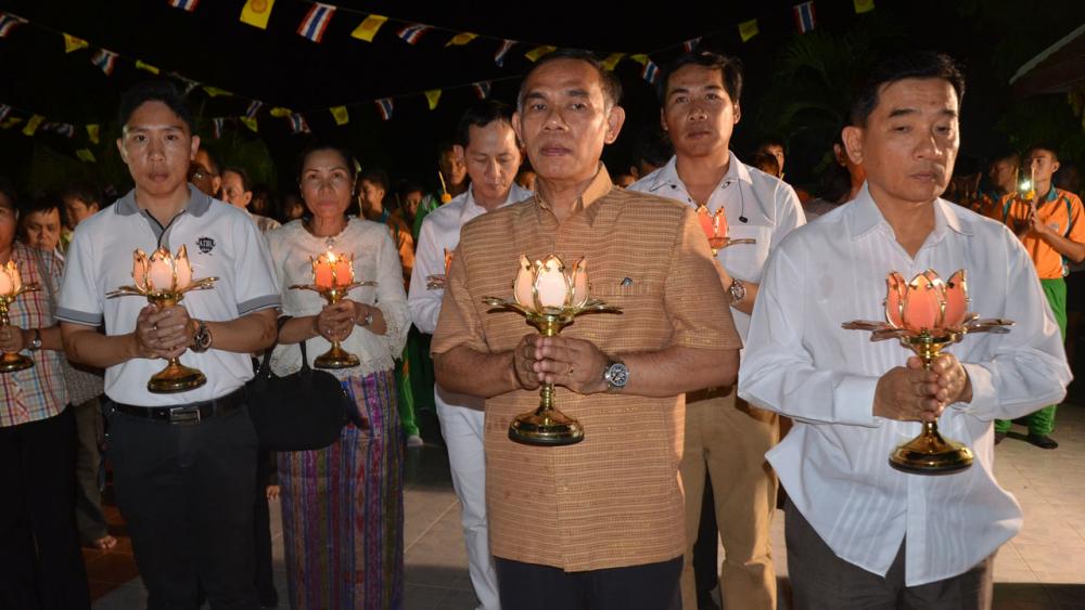 รองนายกเทศมนตรีนครนครราชสีมา นำพุทธศาสนิกชนเดินเวียนเทียน