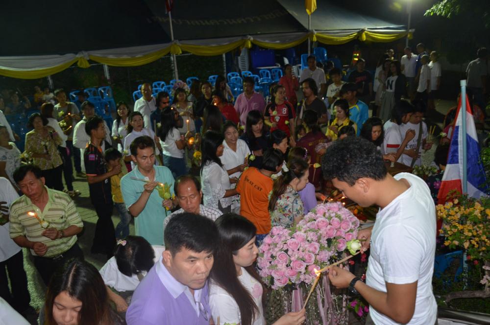 ผู้คนเนื่องแน่นเต็มวัดพระนารายณ์มหาราชวรวิหาร