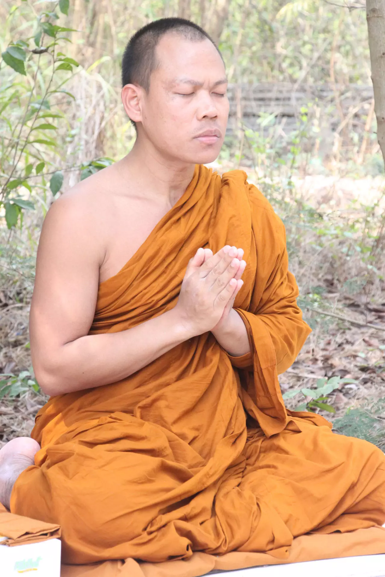 ทึ่ง!! พระธุดงค์กลางป่าช้าสุดเฮี้ยนเมืองชล ปักกลดบนหลุมศพ