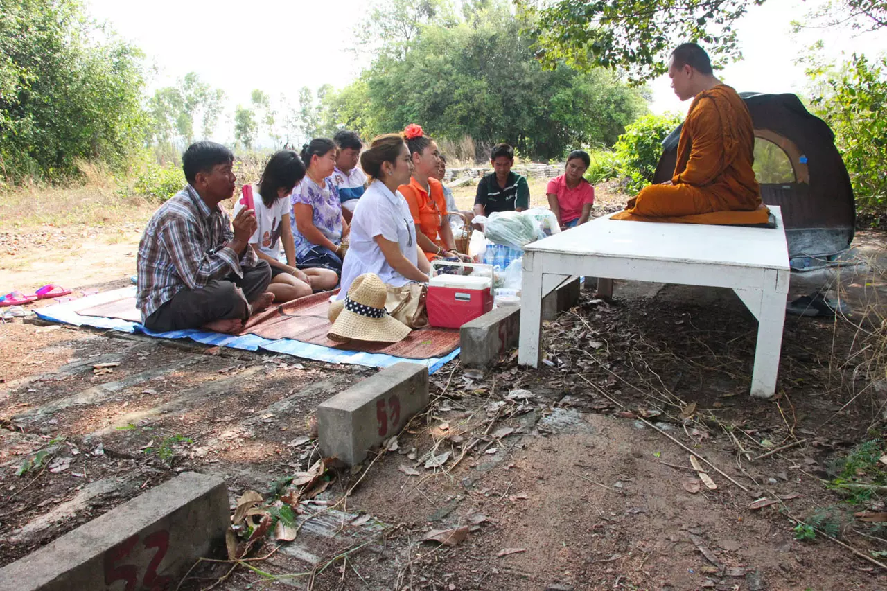 ทึ่ง!! พระธุดงค์กลางป่าช้าสุดเฮี้ยนเมืองชล ปักกลดบนหลุมศพ