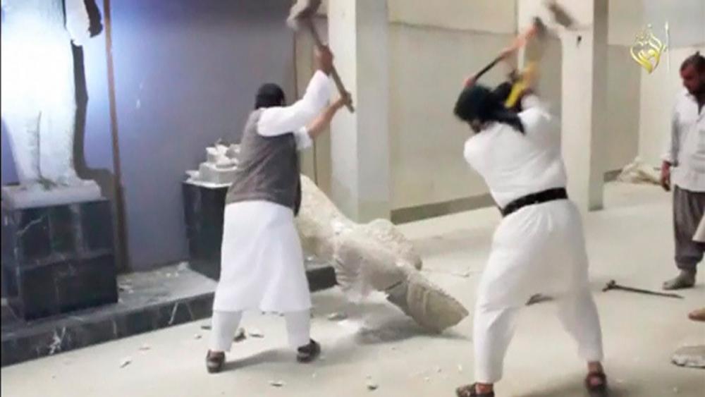 ทำลายสิ่งล้ำค่า – สมาชิกกลุ่มไอเอสใช้ค้อนใหญ่ทุบทำลายโบราณวัตถุเก่าแก่ล้ำค่าในพิพิธภัณธ์เมืองโมซูล ทางภาคเหนืออิรัก ซึ่งไอเอสยึดได้ ขณะที่ถูกกองกำลังพันธมิตรโหมโจมตีทางอากาศอย่างหนัก (รอยเตอร์)