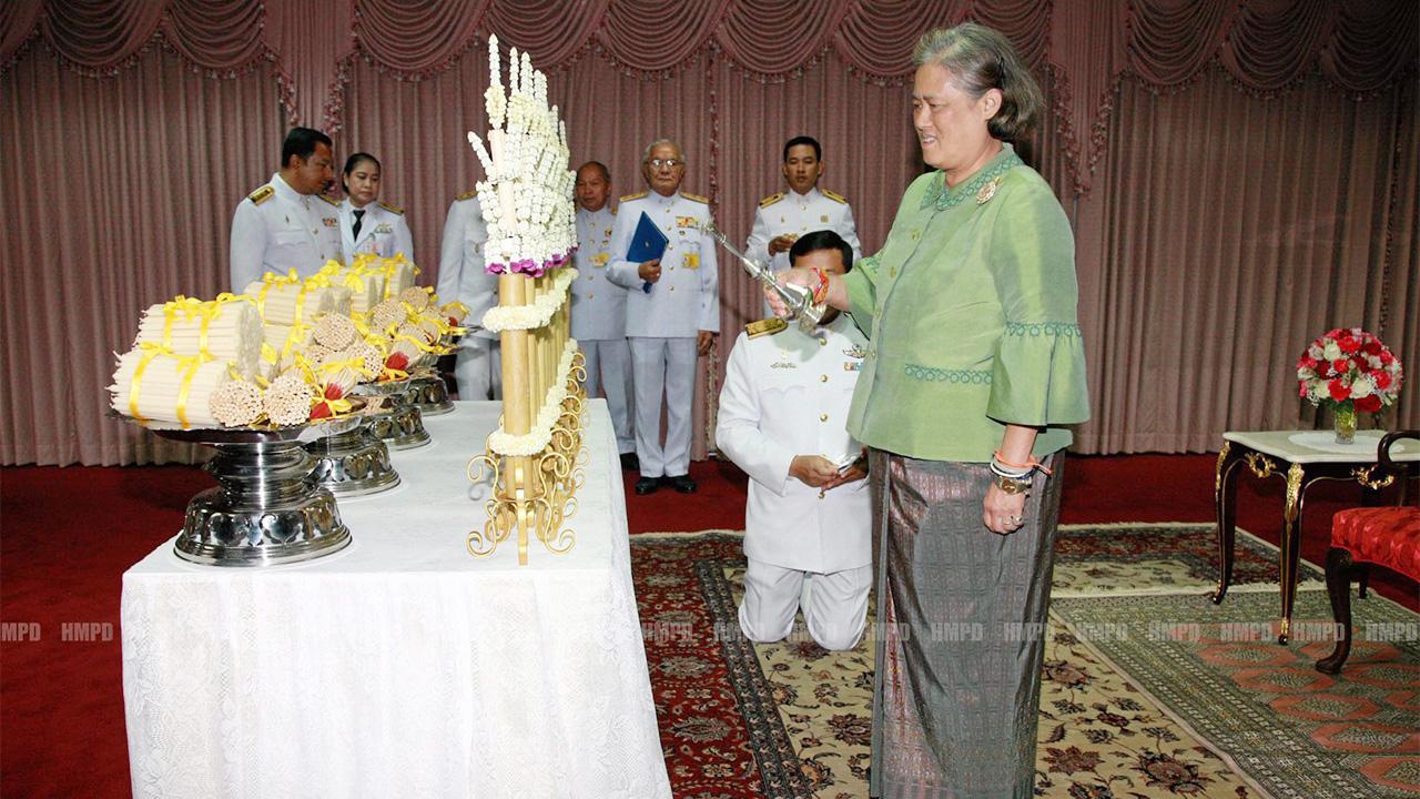 สมเด็จพระเทพรัตนราชสุดาฯ สยามบรมราชกุมารี เสด็จลงแทนพระองค์ ณ อาคารชัยพัฒนา สวนจิตรลดา ทรงเจิมเทียนรุ่งที่จะทรงพระราชอุทิศ เชิญไปจุดบูชาพระรัตนตรัยตามพระอารามหลวง 6 พระอาราม เมื่อวันที่ 27 กุมภาพันธ์.