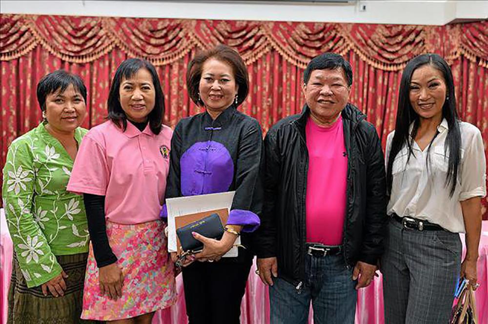 ทีมพร้อม - บุญส่ง อนันตสุคนธ์ รับเป็นประธานจัดงานสงกรานต์วัดไทยนครลอสแอนเจลิส สหรัฐฯ ประชุมคณะกรรมการจัดงาน อาทิ อักษราภัค เกตุทอง, พูนสิน สุทธิสาร, วราภรณ์ เกษมศิลป์ ที่วัดไทยนครลอสแอนเจลิส.
