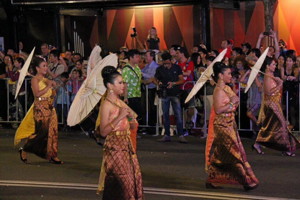 ตระการตา - ตัวแทนชุมชนชาวไทย ในนครซิดนีย์ แต่งชุดไทยสวยงามเข้าร่วมขบวนแห่สงกรานต์ ในชุดขบวนแห่ร่มบ่อสร้างศิลปะทางภาคเหนือของไทย ในงาน Twilight Parade ที่ซิดนีย์ สร้างความตื่นตา ตื่นใจแก่ผู้ชมตระการตา.