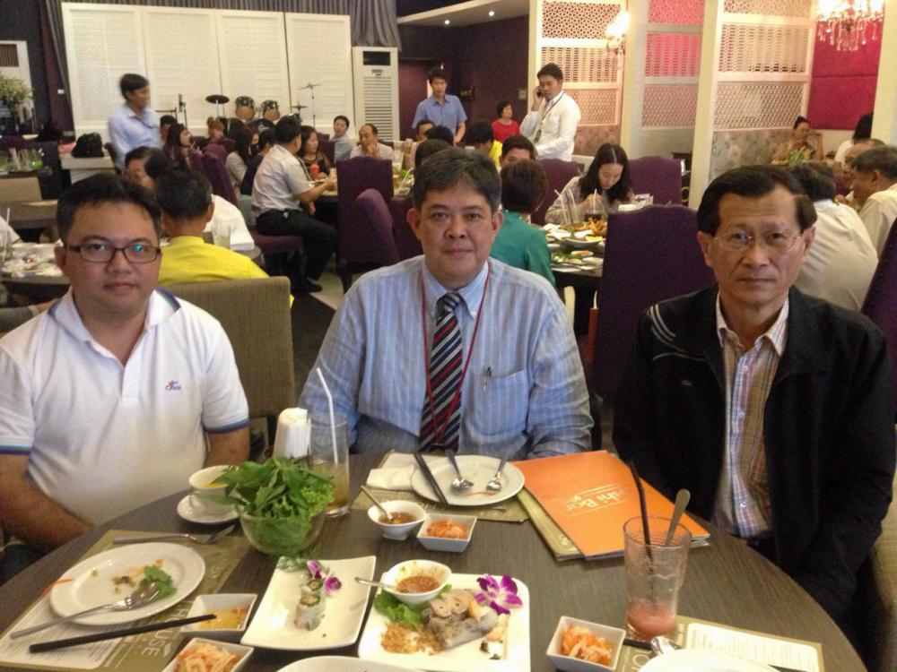 พบปะสังสรรค์ - พรพงศ์ กนิษฐานนท์ กงสุลใหญ่ ณ นครนิวยอร์ก ประเทศสหรัฐอเมริกา นัดพบปะสังสรรค์กับ ดำฤทธิ์ วิริยะกุล และ กานต์ เหมสมิติ เพื่อแลก เปลี่ยนข้อคิดเห็นก่อนไปรับตำแหน่งที่นิวยอร์ก ที่ร้านที เฮ้าส์ วิภาวดีรังสิต.