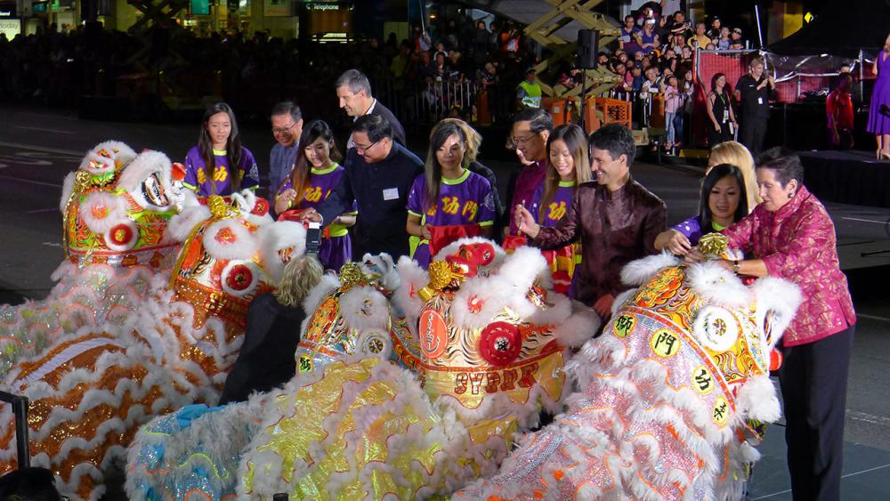 งานยิ่งใหญ่ - โคลเลอร์ มอร์ นายกเทศมนตรีนครซิดนีย์ ออสเตรเลีย และ ธีรเทพ พรหมวงศานนท์ กสญ. ณ นครซิดนีย์, กงสุลใหญ่ของจีน และเกาหลี ร่วมเปิดงาน “Twilight Parade” ปิดถนนฉลองส่งท้ายตรุษจีนยิ่งใหญ่ ที่ซิดนีย์.